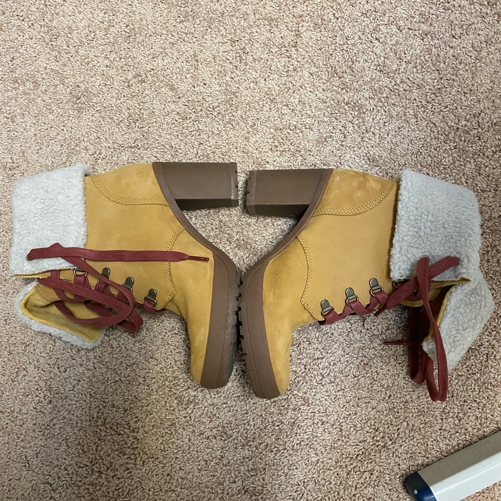 Timberland Sherpa heeled boot size 7